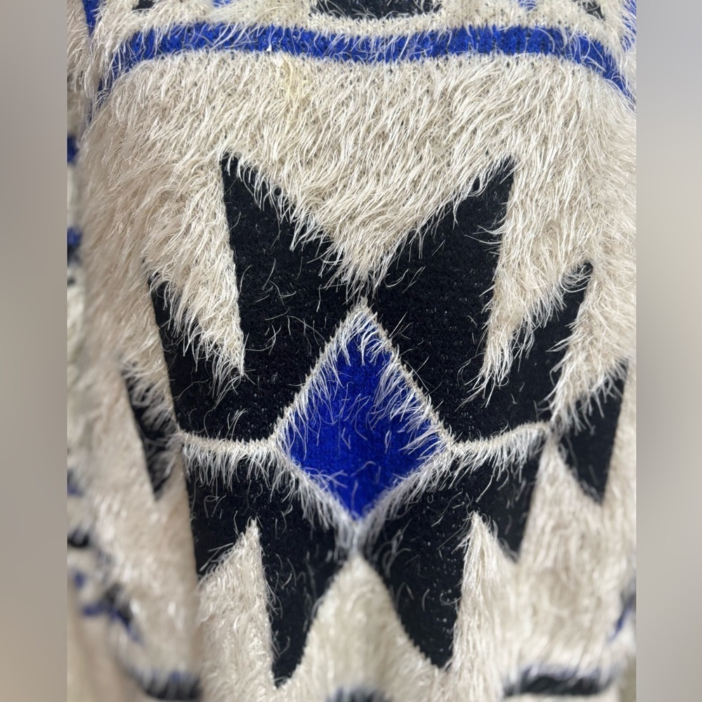 STACCATO AZTEC PRINT BLUE & CREAM FUZZY KNIT OVERSIZED PULLOVER SWEATER SIZE L - Picture 5 of 7